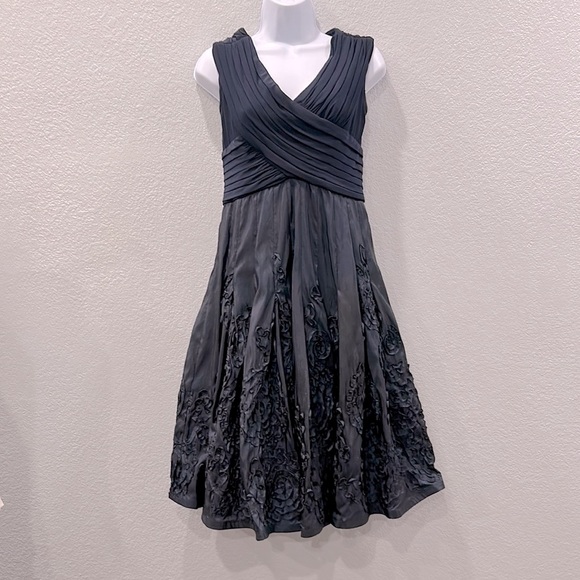 Adrianna Papell Gorgeous Sleeveless Cocktail Dress For Women With Bateau Neckline And Tea-Length Flowy Skirt